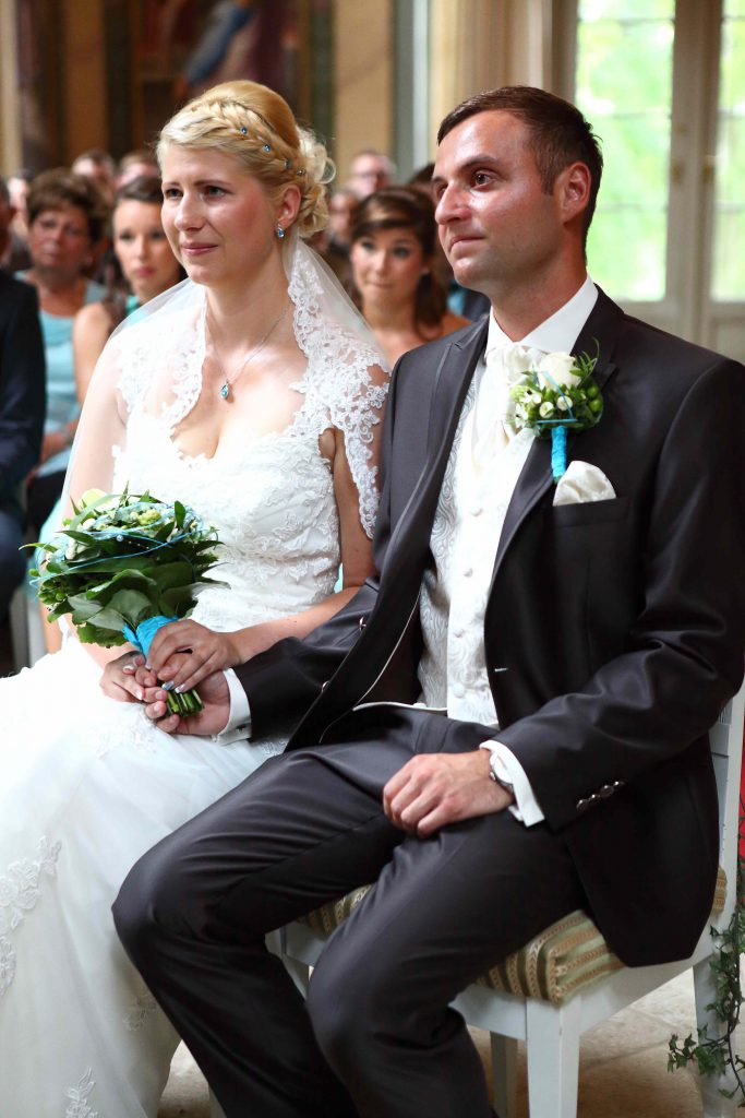 Brautpaar sitzend auf Stühlen