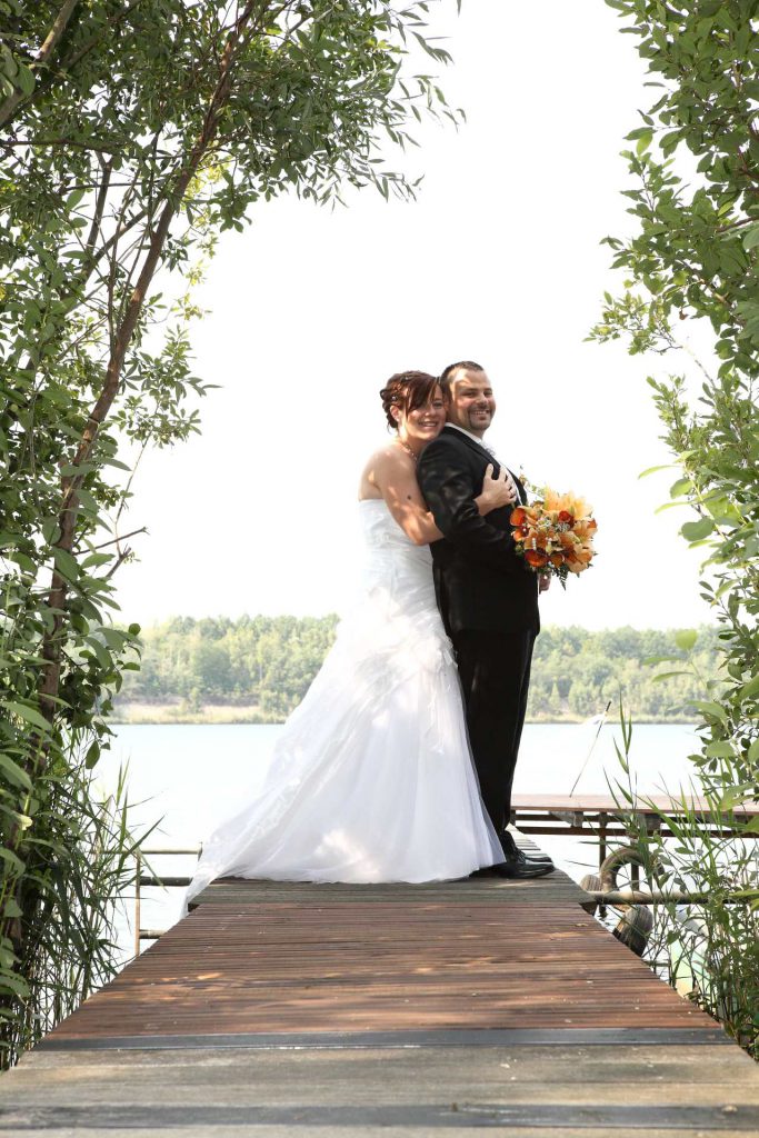 Hochzeit in Delitzsch - Paar auf Bootssteg