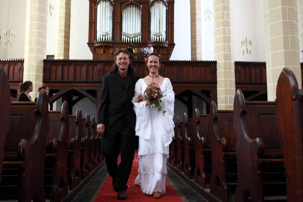Hochzeit in der Delitzscher Stadtkirche - Brautpaar beim Einmarsch